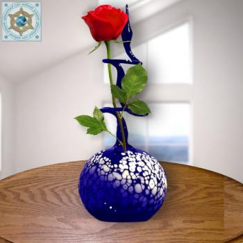 Rosenvase aus Lauschaer Farbglas mit Muster